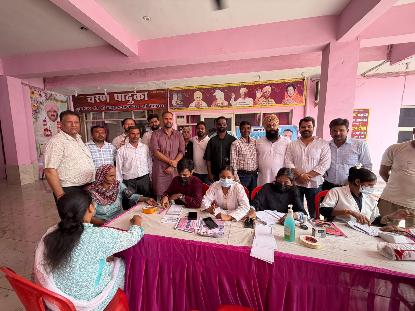 कांग्रेस नेत्री रीना कपूर के सौजन्य से लगा निशुल्क स्वास्थ्य जांच शिविर